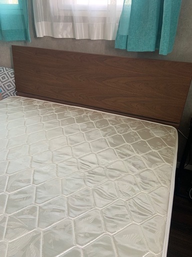 木製ダブルベッド