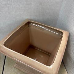 正方形陶器の植木鉢の画像