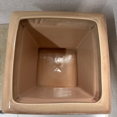 正方形陶器の植木鉢の画像