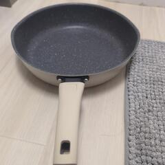 軽いフライパンの画像