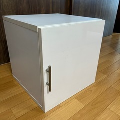 扉付き物入れ