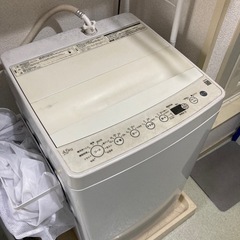 テーブル、椅子、洗濯機、電子レンジの画像
