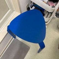 テーブル、椅子、洗濯機、電子レンジの画像