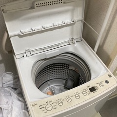 テーブル、椅子、洗濯機、電子レンジの画像