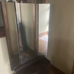 ご希望の場合は鏡付きのテーブルをご購入いただけます。美しいと思います。