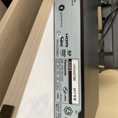 テレビとブルーレイディスクレコーダーとテレビ台の画像