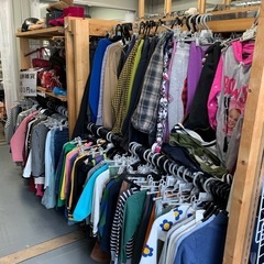 古着　キッズ服　レディース服　全品１００円均一 − 大阪府
