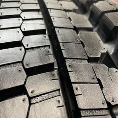 【新品】24年製 札幌発 引取OK BS W900 295/70R22.5 151/148J 22.5インチトラックタイヤ スタッドレス 2本 地山 大型トラック 　(JRF005)クレジットカード QRコード決済可能の画像