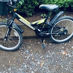 子供用自転車 黒と黄色 スポーティの画像