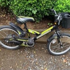 子供用自転車 黒と黄色 スポーティの画像