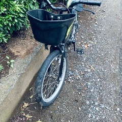 子供用自転車 黒と黄色 スポーティの画像