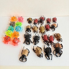 ピカピカきんぎょ10個と5cm昆虫フィギュア19個まとめ