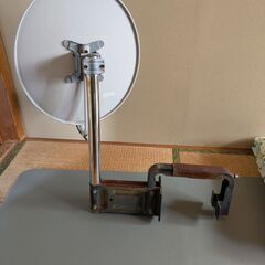 BSCSパラボナアンテナ　ベランダ取付金具付き　BSCS用３分配器付き　