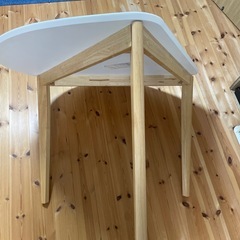 可愛いテーブルの画像