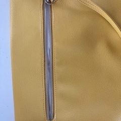 黄色いバックの画像