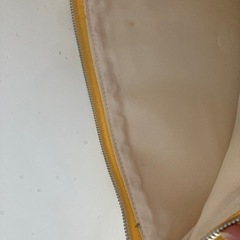 黄色いバックの画像