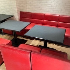 店舗使用の赤の椅子＆ブラックテーブル
