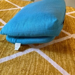 うつ伏せ、背もたれ、枕にもなるクッション