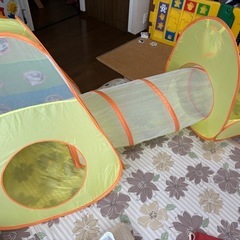 テントとトンネルとボールプールのセットの画像