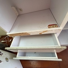 食器入れ棚の画像