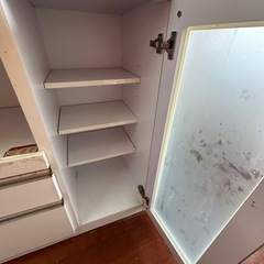 食器入れ棚の画像