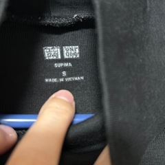 ユニクロ ハイネックトップスの画像