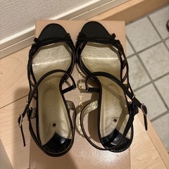 ブラックストラップヒールサンダル 23.5cm
の画像
