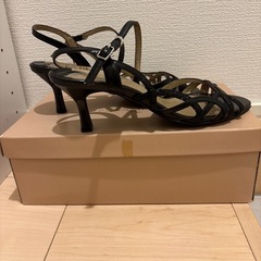 ブラックストラップヒールサンダル 23.5cm
の画像