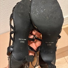 ブラックストラップヒールサンダル 23.5cm
の画像