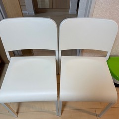 IKEAの椅子2個
