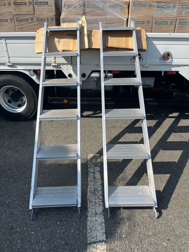 アルミ階段　足場用階段　仮設足場　簡易階段　足場　単管パイプや荷台の昇降に　全部で4台有ります。