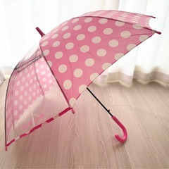 子供　傘　水玉ピンク　女の子　小学生　雨の日
