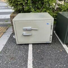 中古の金庫を差し上げます。