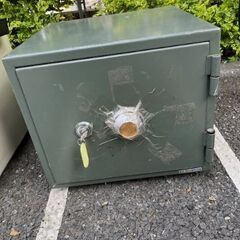 中古のグレーの金庫を差し上げます。