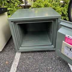 中古のグレーの金庫を差し上げます。の画像