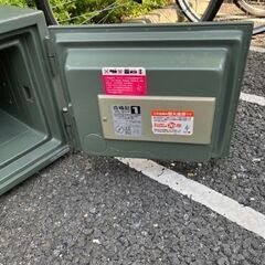 中古のグレーの金庫を差し上げます。の画像