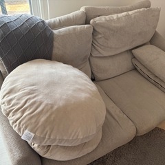 【美品】ソファ（クッション・ブランケット付き）の画像