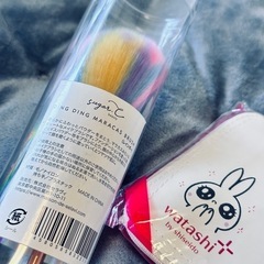 新品未使用！コインポーチ付！SNS話題メイクブラシ[sugar.C beauty]DING DIING MARACAS BRUSH　レインボーの画像