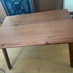 木製テーブル