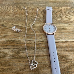 腕時計　ピアス　ネックレス