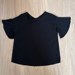 袖フリルTシャツ
