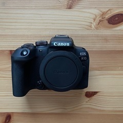 EOS R10