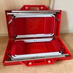 DELUXE FOLDING TABLE and 4 STOOLS アウトドア テーブル チェア 持ち運び キャンプ テーブルセット 赤 レッド 未使用 セット 折りたたみ 折り畳み 外遊び テーブルチェアセット アウトドア用品 キャンプ用品 の画像