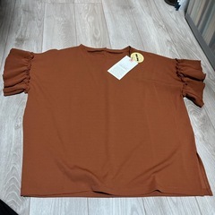 フリルTシャツ