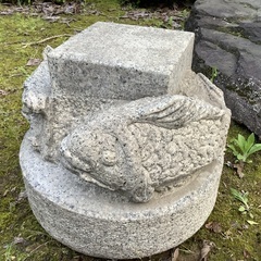 石の鯉　灯籠の画像