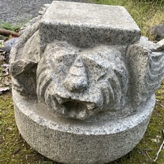 石の鯉　灯籠の画像