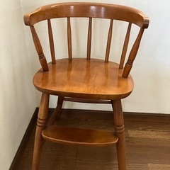 木製ベビーチェアーの画像