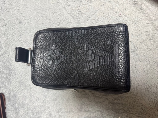 ルイヴィトン　バッグ　黒　メンズ