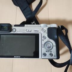SONY ミラーレスカメラ　α6000ダブルズームキットの画像