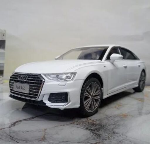 高級感 アウディ アウディ特注モデル 精巧な造りの金属製 1/18 AUDI 白 A6L ミニカー